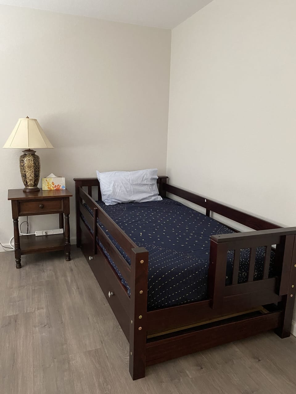 Bedroom 3 with kid's twin bed