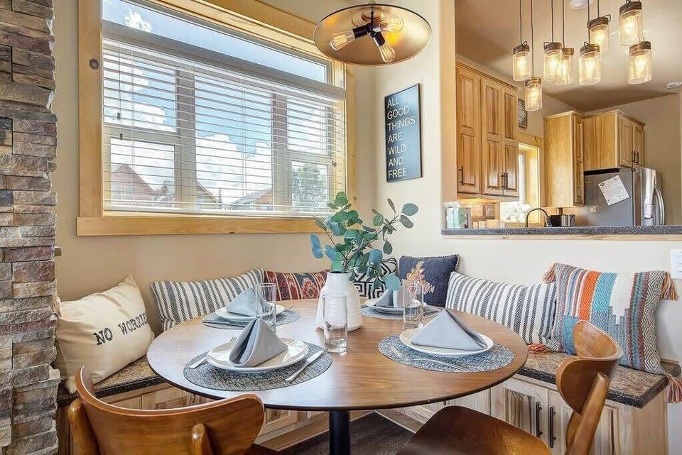 【Dining Nook】Banquette seating for board-game nights after a day on the river