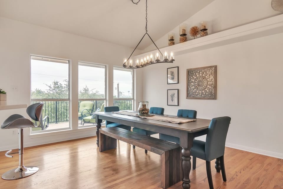 Dining room with plenty of space for your guests