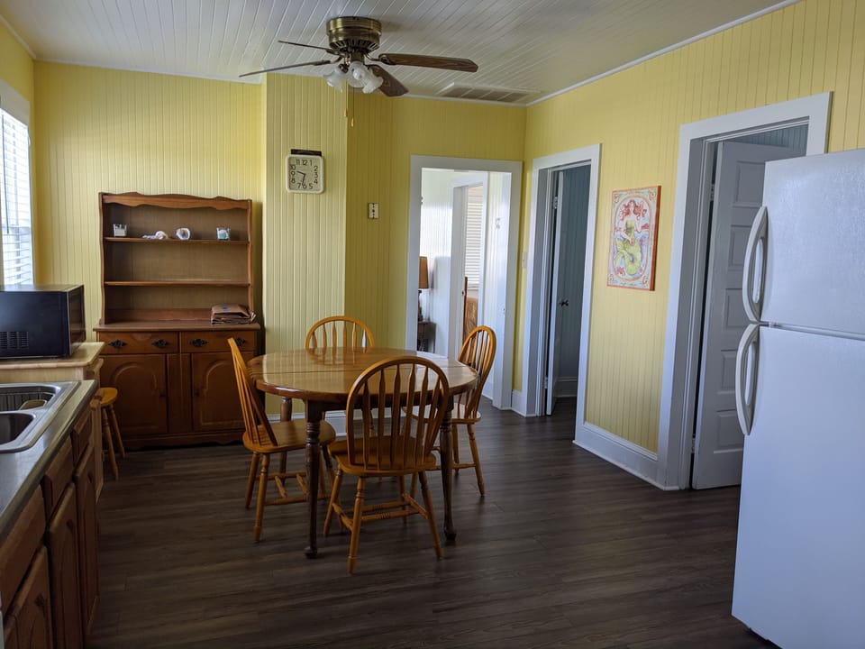 Full Kitchen and dining area