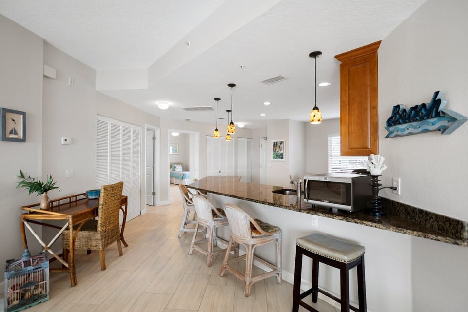 Crimson 304 Dining Area