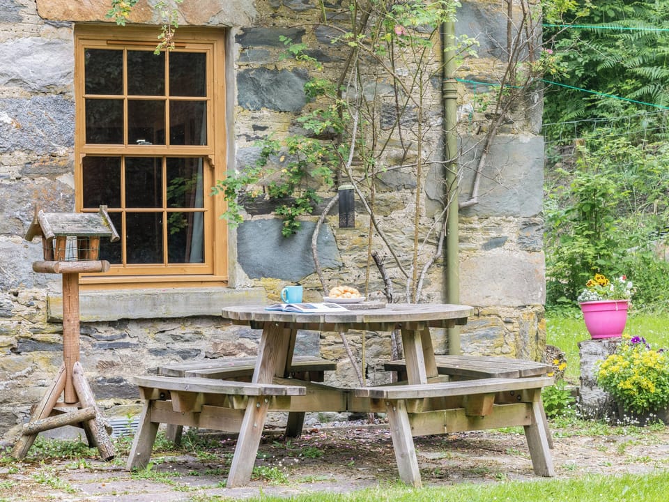 Sitting-out-area | Grantully Cottage, Aberfeldy
