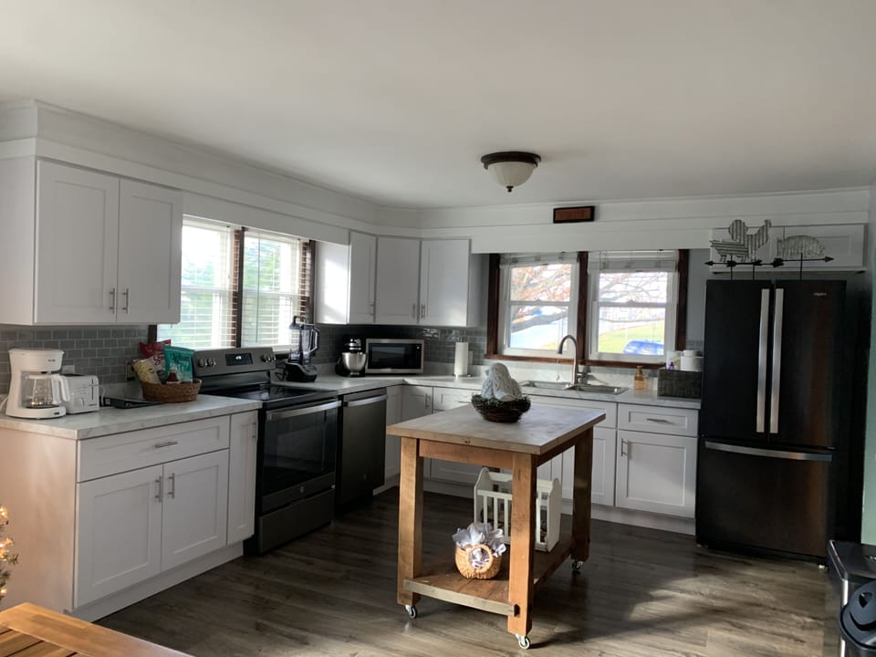 Fully equipped kitchen, new appliances. Kitchen aid, ninja blender, microwave