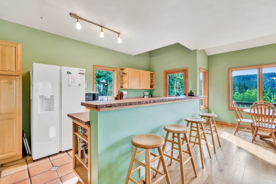 Breakfast seats 4, fully stocked kitchen