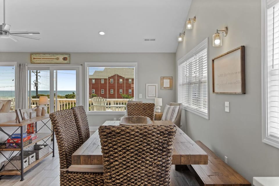 Dining seats 6-7 comfortably