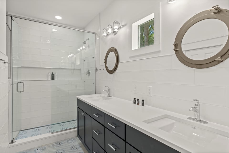 Bedroom 2's ensuite.