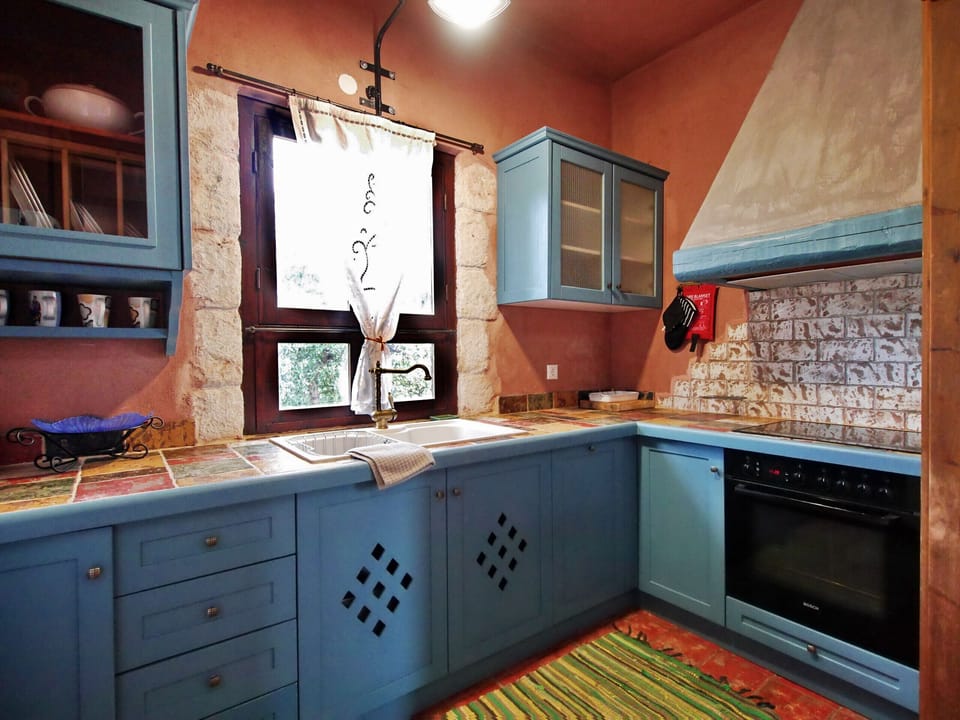 Villa Galania, Armeni, Crete; the kitchen with hob and full oven
