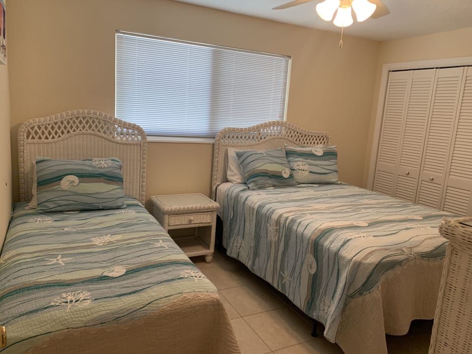 Queen and twin size bed in 2nd bedroom with TV 