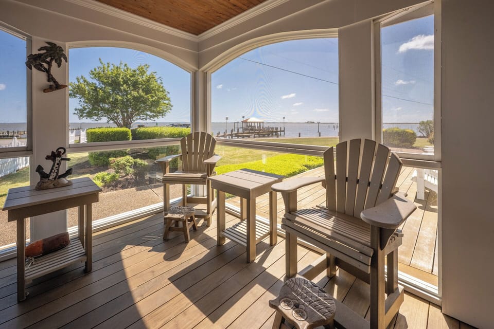 Large Screen Porch Overlooking the Sound