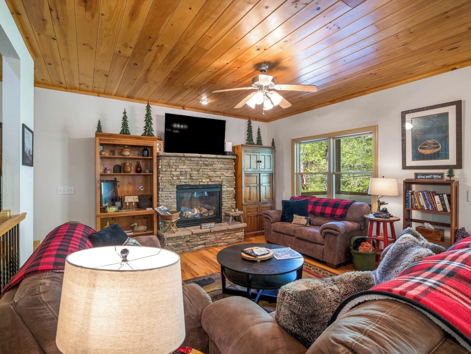 Living area - Nice bright living area with views of the river