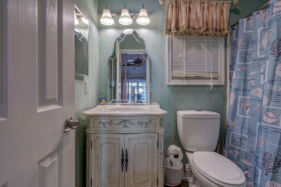 Main level master bath