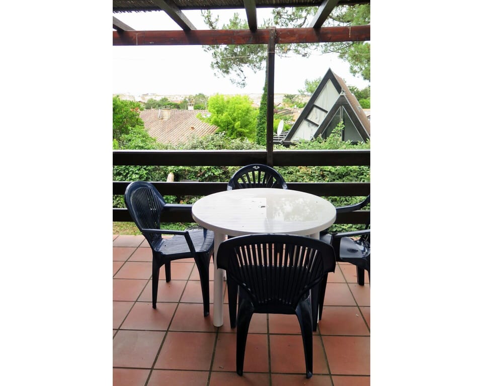 Table, Plant, Building, Furniture, Property, Green, Tree, Outdoor Table, Outdoor Furniture, Wood