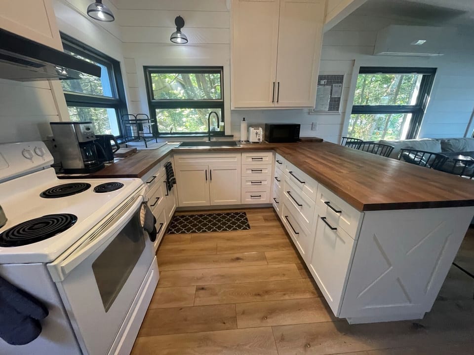 Full kitchen. - Full kitchen.