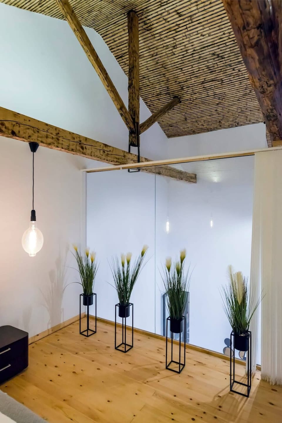 Fully glazed wall with controllable darkening shade