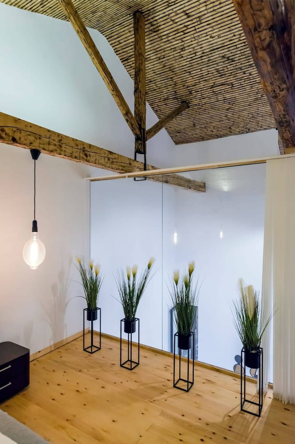 Fully glazed wall with controllable darkening shade