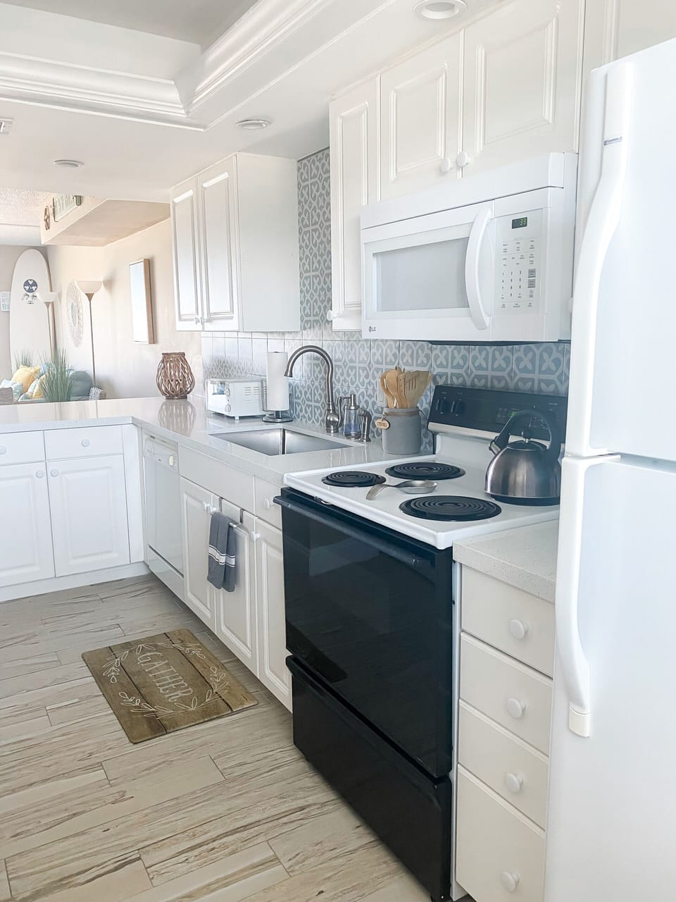 Fully stocked kitchen. Grocery store 1 mile south.