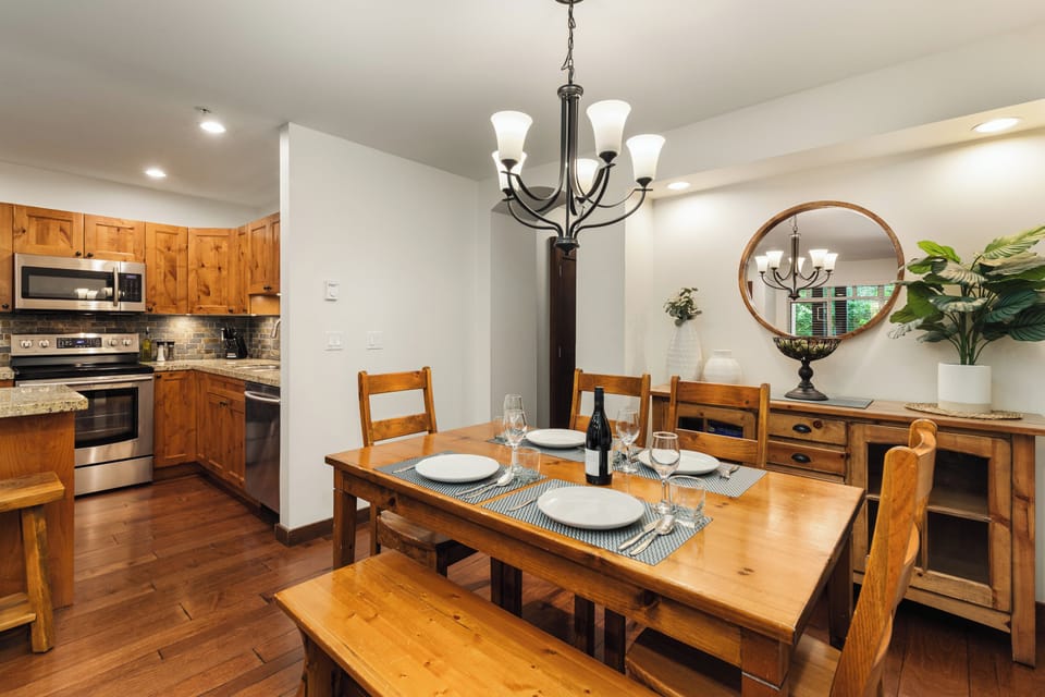 Dining Room - Seating for 6-7 guests, the ideal spot to enjoy breakfast before the day's adventures or a home-cooked dinner.