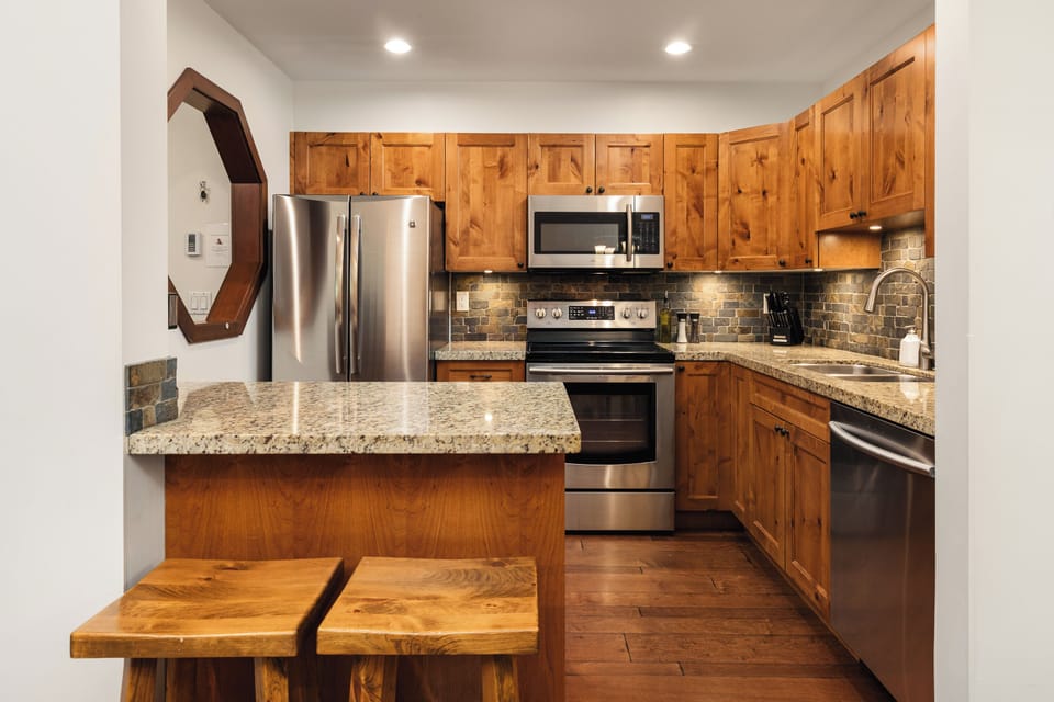 Kitchen - Fully renovated, modern stainless steel appliances, quartz countertops, FULLY equipped with cooking utensils.