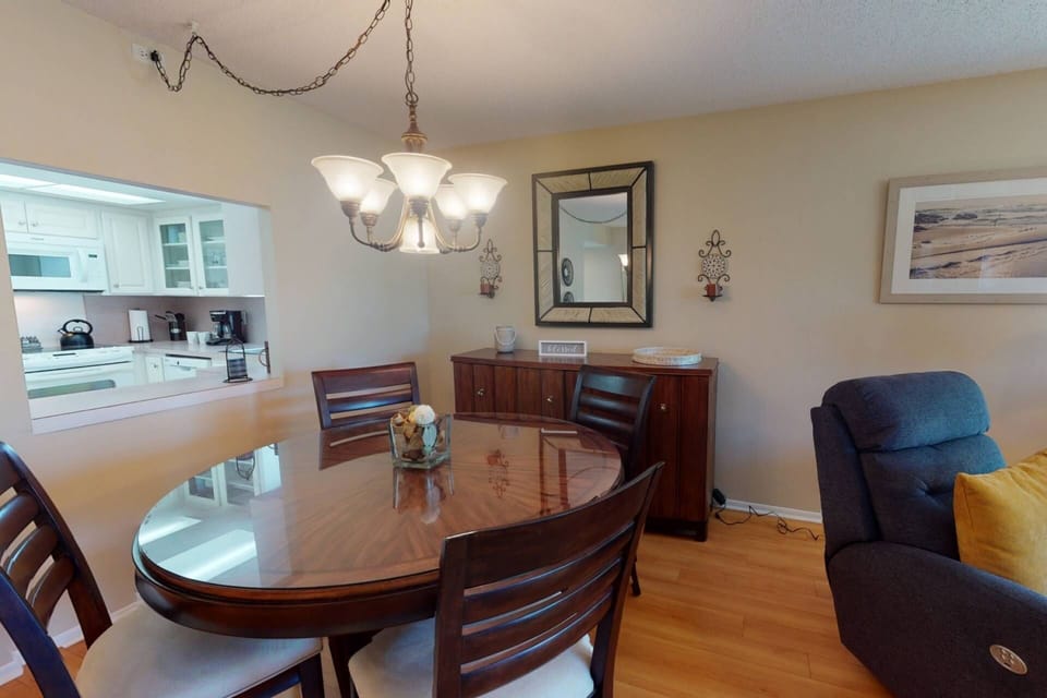 Dining for 4 inside for those days when eating out on the lanai isn't possible....