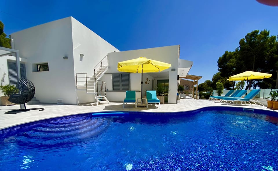 Chica Del Mar - View swimming pool and terras