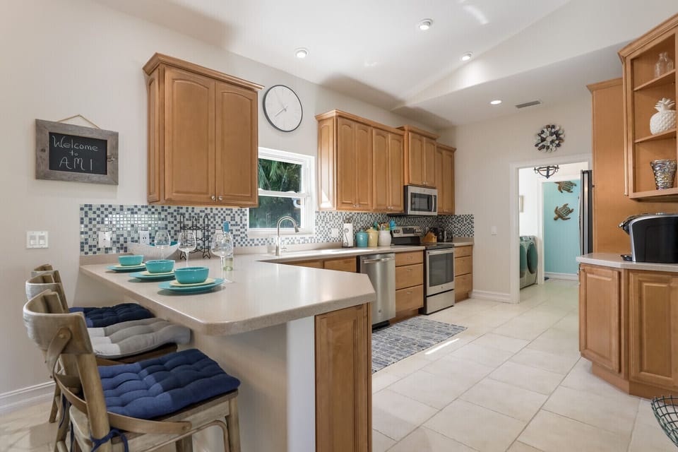 Kitchen with breakfast bar