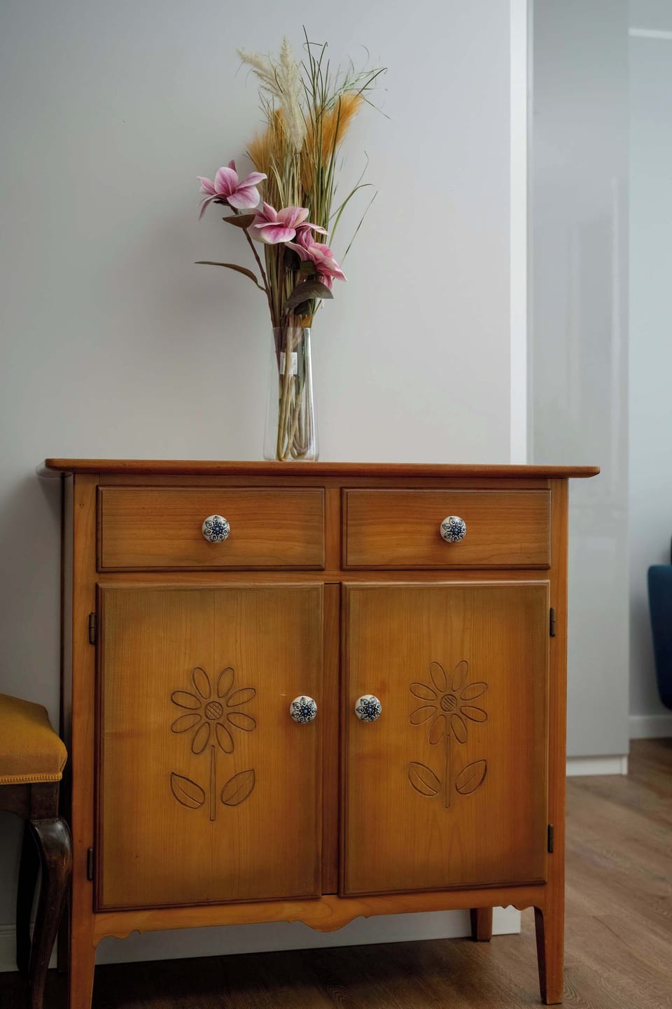 Decorative chest of drawers with flower vase – Touch of elegance in the hallway or bedroom.