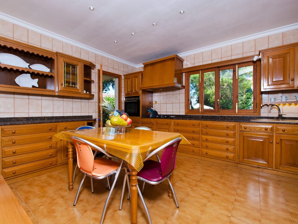 Spacious kitchen dining room