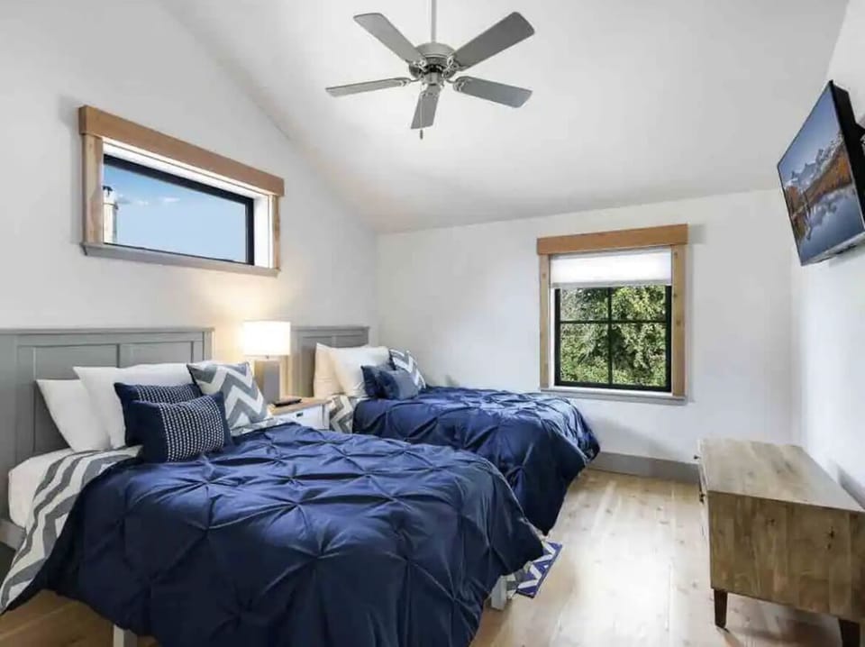 TWIN ROOM UPSTAIRS