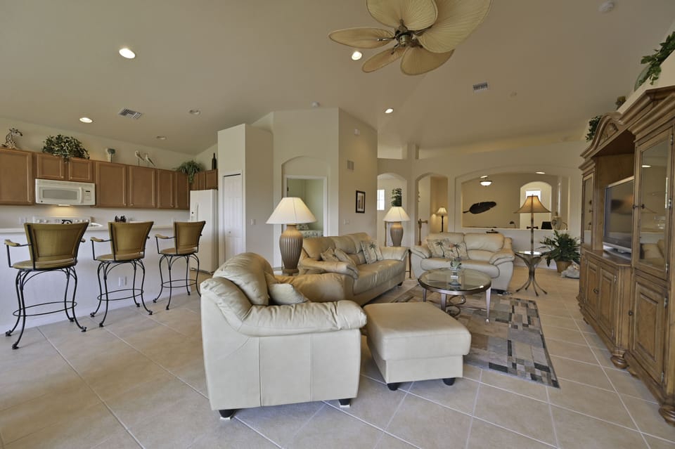 SWM3222 - Spacious living with high vaulted ceiling, flat screen TV and sliding doors opening up to the screened in balcony with beautiful lake view.