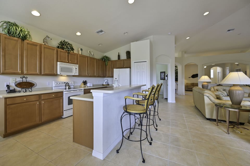 SWM3222 - Fully equipped gourmet kitchen with breakfast bar and dining.