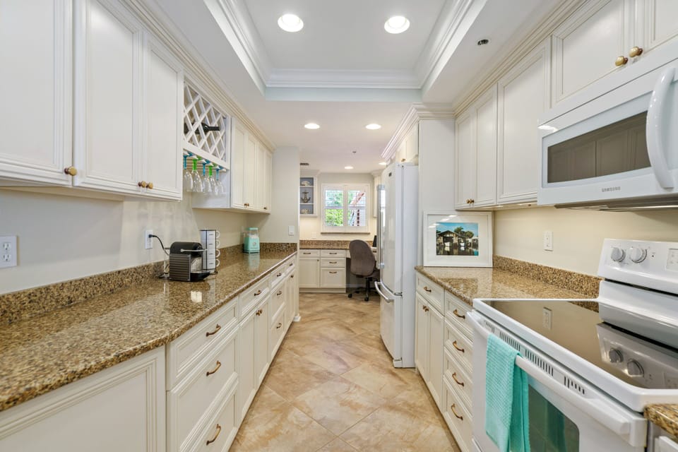 Wine rack, coffee bar, popcorn machine, office with gigabit wifi internet