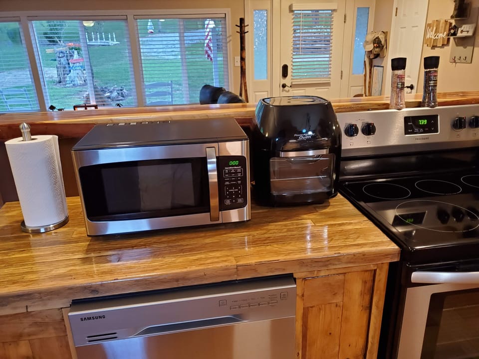 Dishwasher, Air Fryer, Microwave, Stove-top and Oven