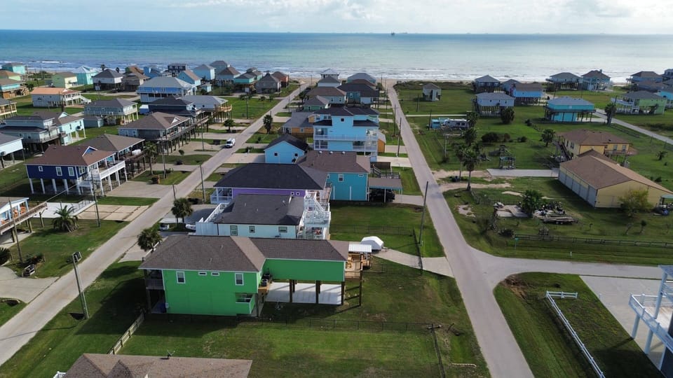 Great Beach view with Beach access from front and back