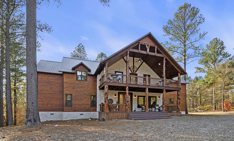 Welcome to Yellowstone Lodge! Sleeps 26 & has all the entertainment!