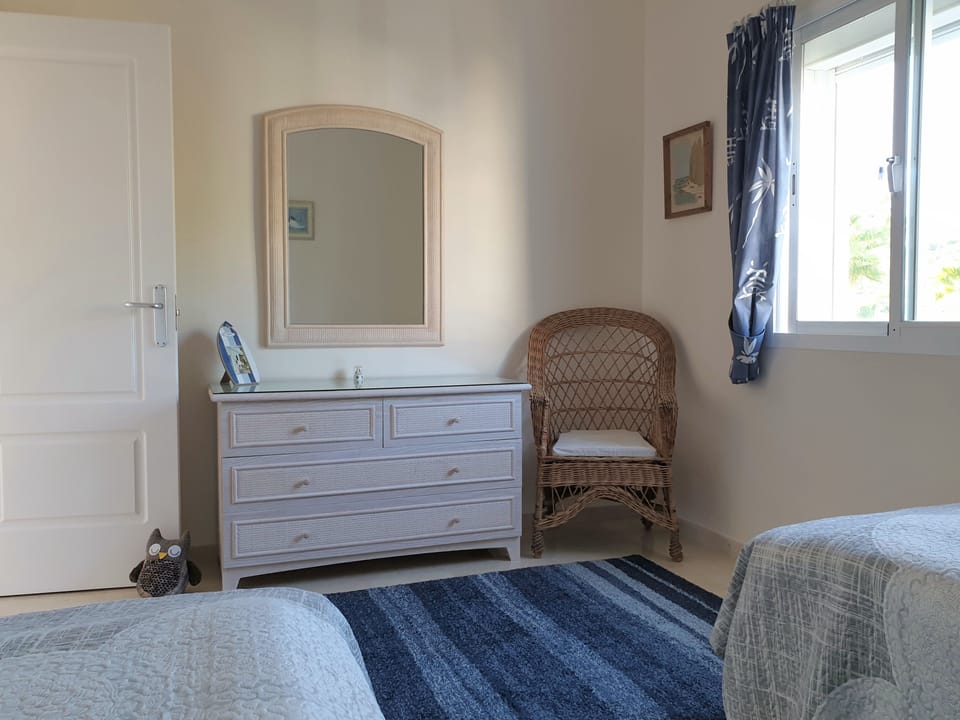 Twin bedroom