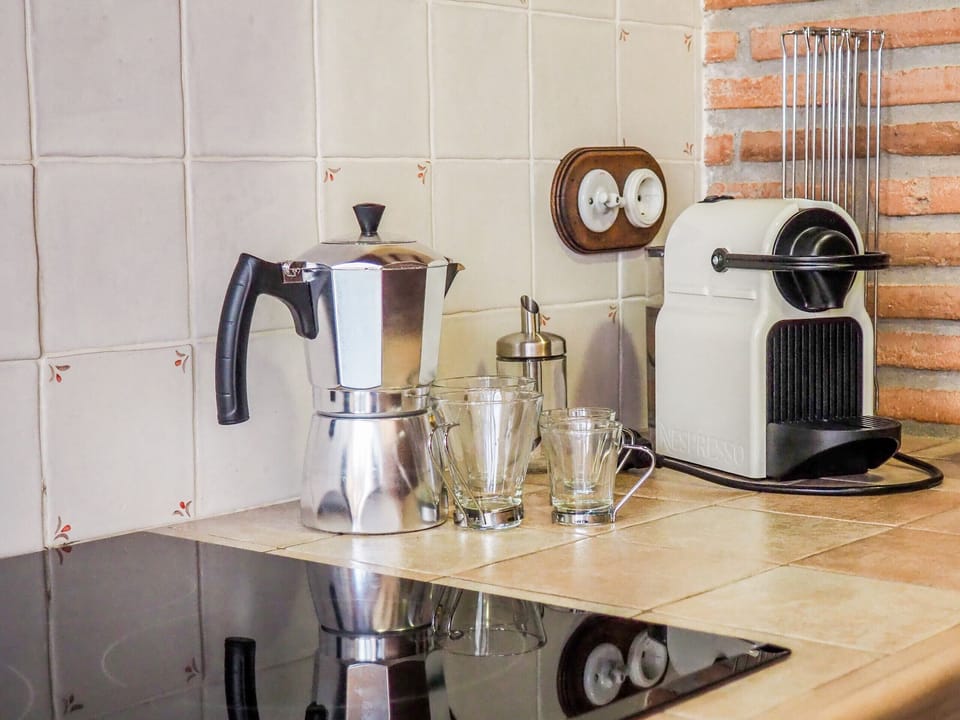 Enjoy the kitchen of this house with a fireplace in El Torcal