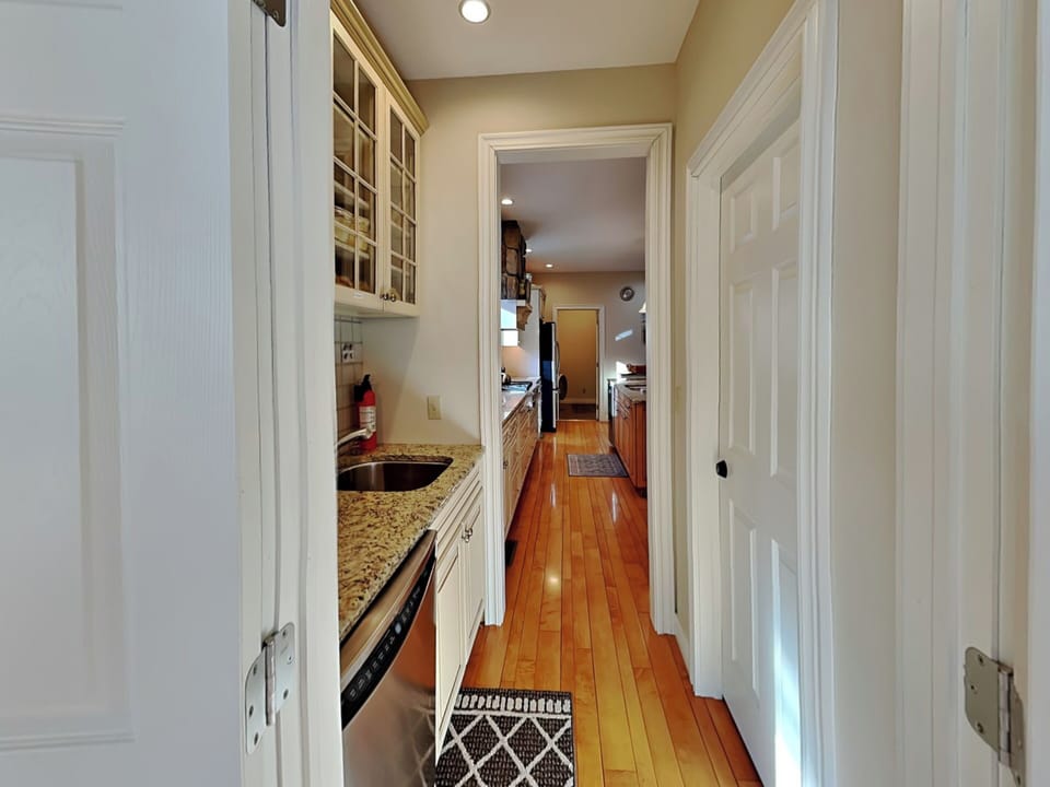 Butler's Pantry/Wet Bar