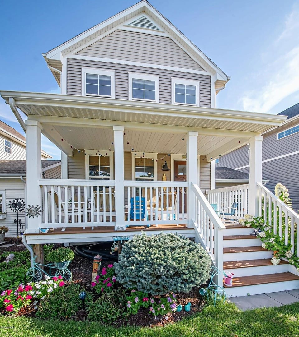 Back patio with sitting area (bird watching!)