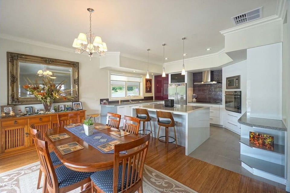 Dining/Kitchen

