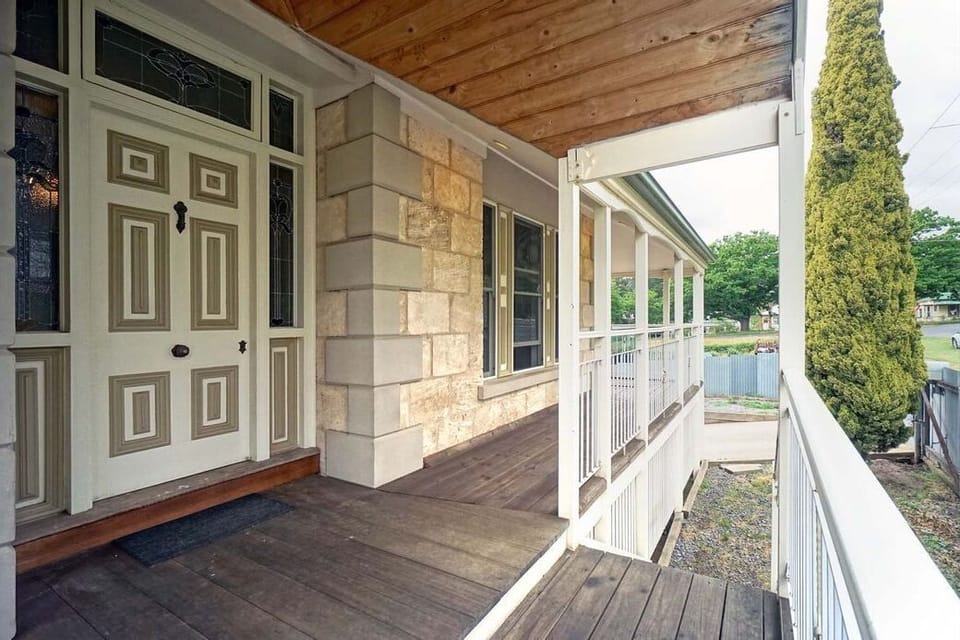 wrap-around verandah