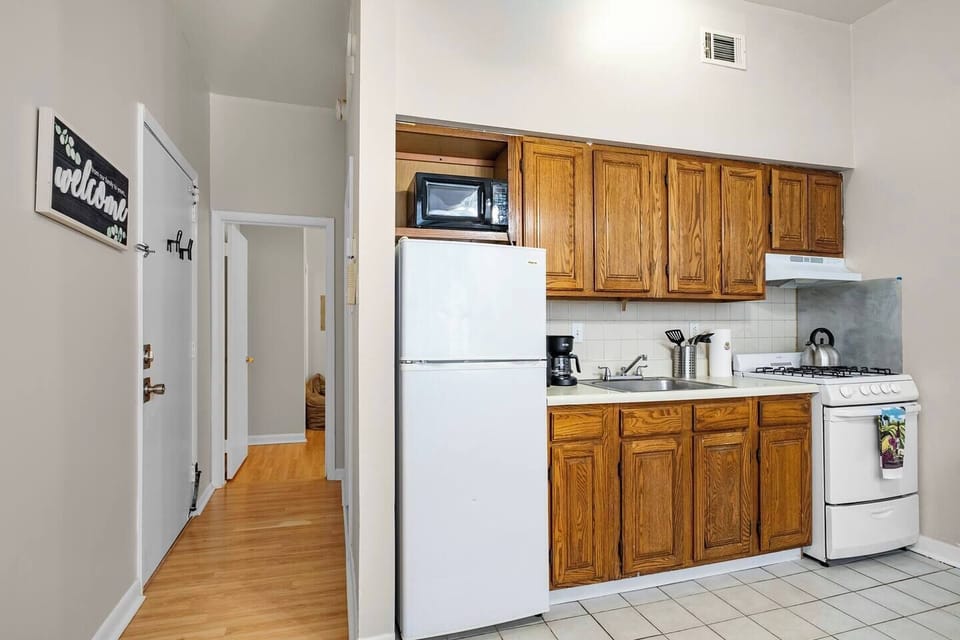Well-lit and practical kitchen corner designed for quick meals or longer stays with all the necessary tools.