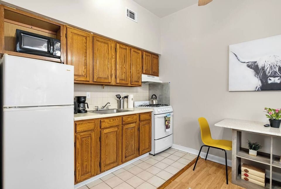 Simple, Functional, and Guest-Ready
Perfect for solo travelers or couples, this kitchen offers a stress-free, low-maintenance cooking environment.