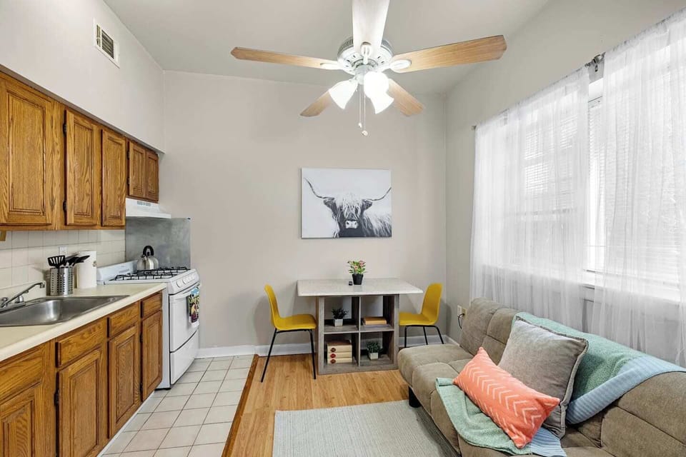 Open Layout Living & Kitchen Area
Enjoy the seamless flow between the living room and kitchen—ideal for conversation and group gatherings while cooking or relaxing.
