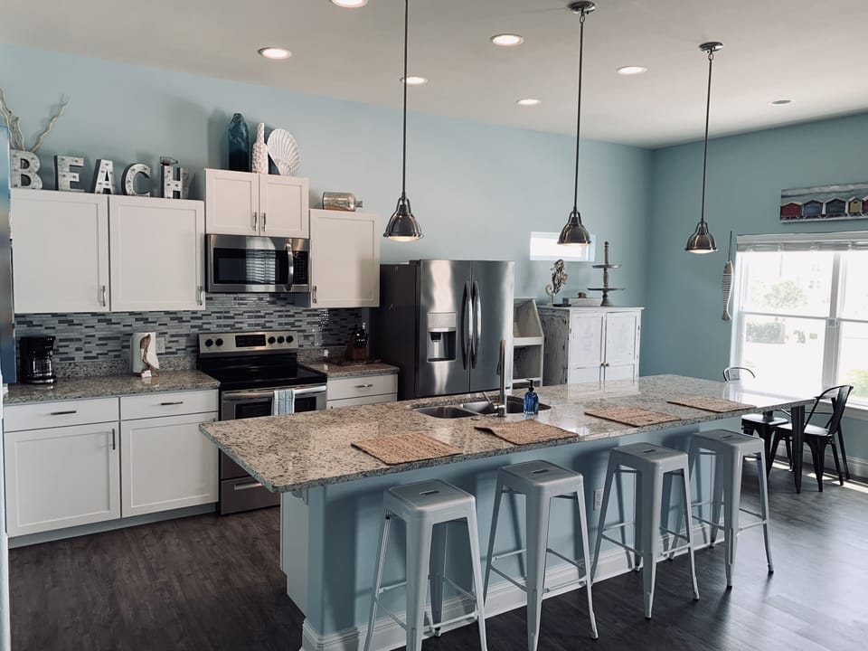 Open Kitchen w/ oversized bar