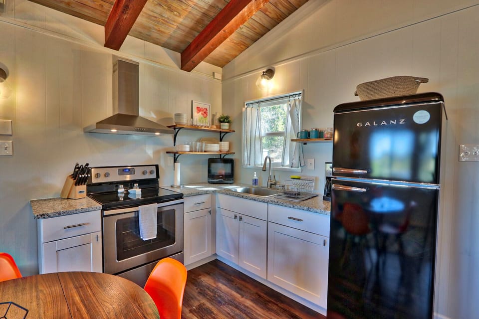 Full kitchen.