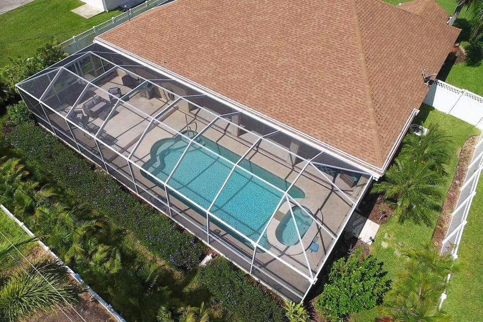 An oversized lanai means plenty of room for everyone