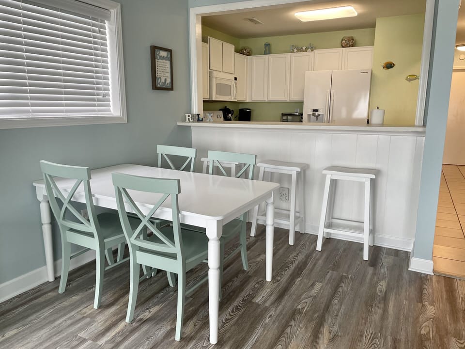 Dining for 4 at the table and 3 at the bar. 