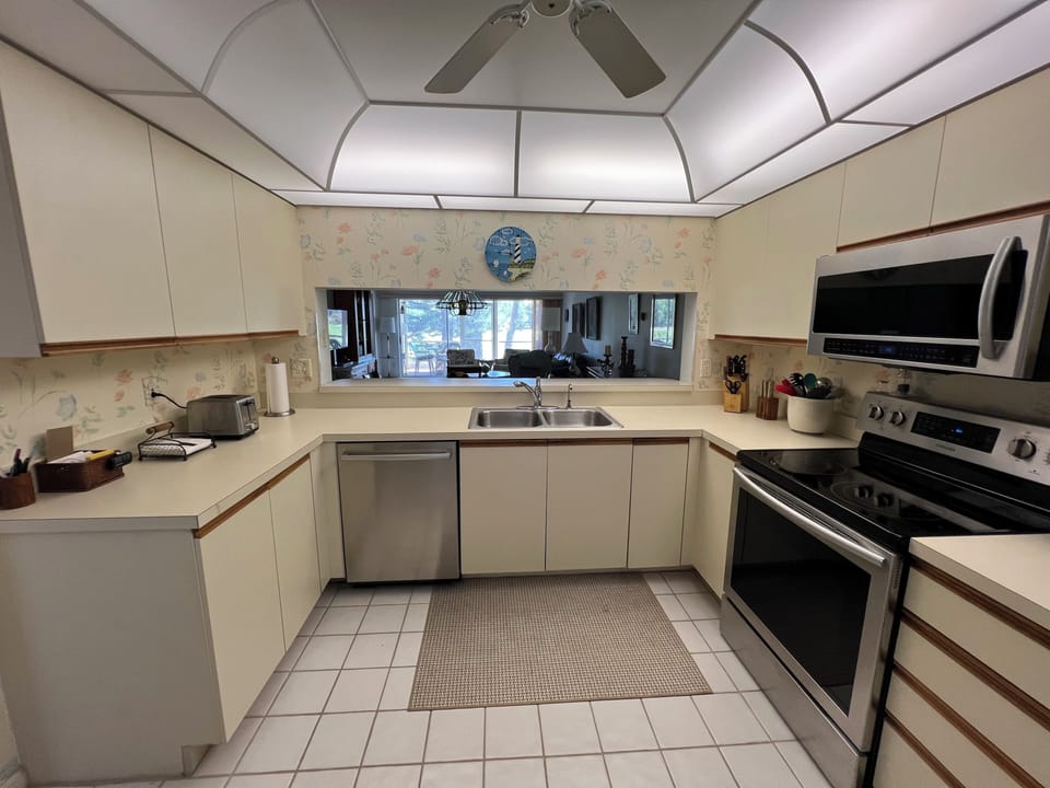 Fully Equipped Kitchen with Up-to-Date Appliances
