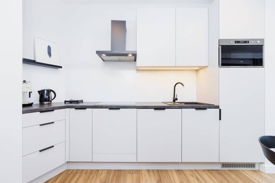 Kitchenette with plenty of kitchen utensils and dishes. 