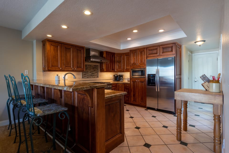 Kitchen with breakfast bar